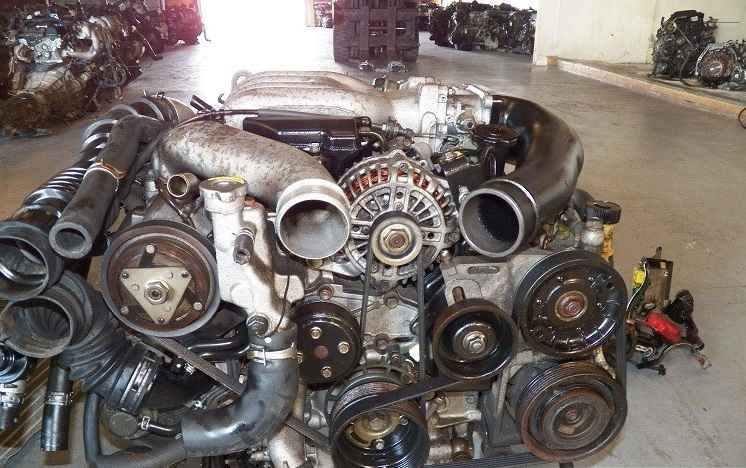 Демонтированный двигатель Mazda RX7