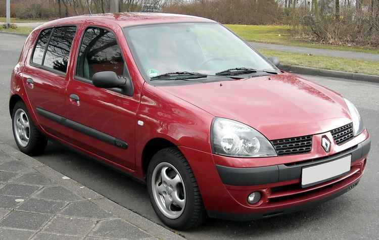 Красный Renault Clio