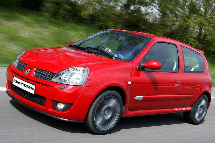 Красный Renault Clio