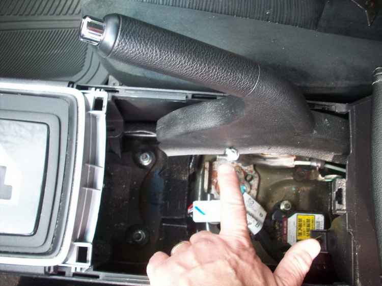 Регулировка ручного тормоза на Mazda