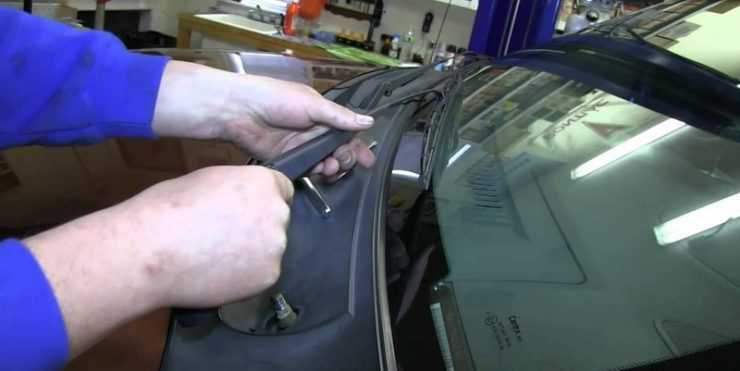 Процесс установки лобового стекла на Nissan Qashqai