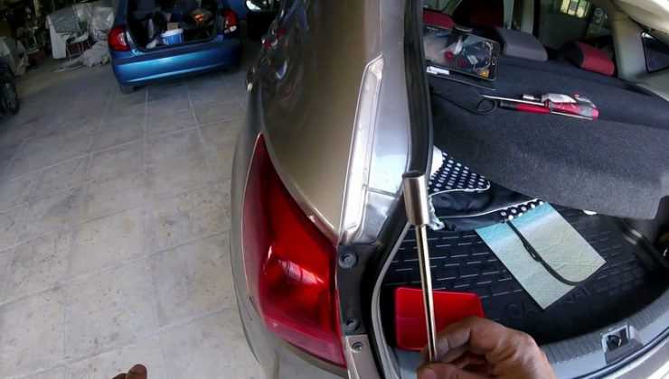Процесс замены заднего фонаря на Nissan Qashqai