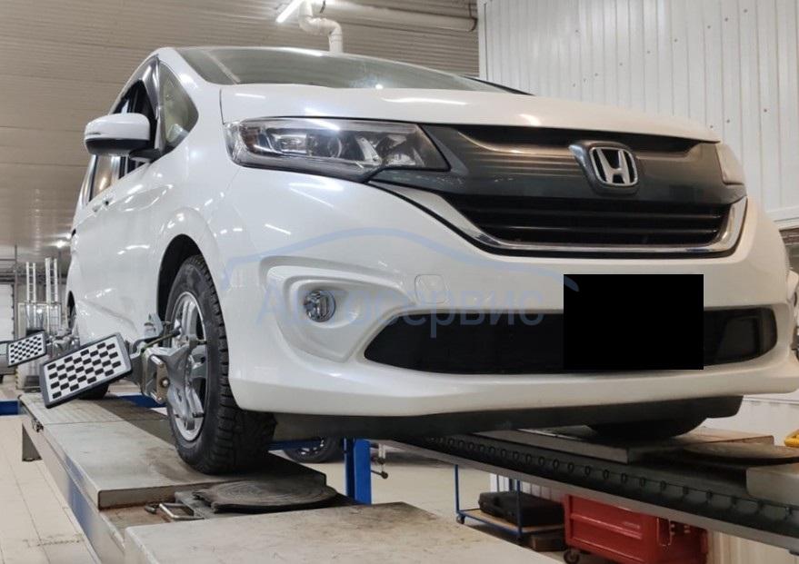 Honda Freed в процессе регулировки развала и схождения колес